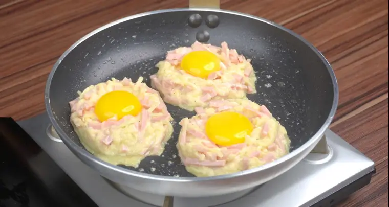 Nidos de papa con huevo y queso